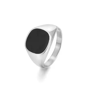 Détail de la bague chevalière en acier inoxydable avec émail noir de forme carrée