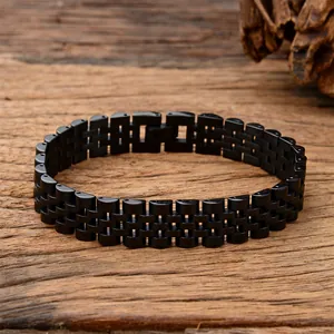 Dettaglio di bracciale in acciaio inossidabile nero a cinque maglie su legno