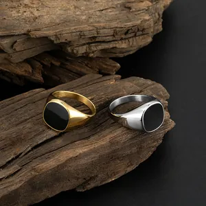 Bague chevalière en acier titane poli avec incrustation carrée en émail noir unisexe