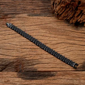 Dettaglio del bracciale regolabile in acciaio inossidabile nero a cinque maglie su legno