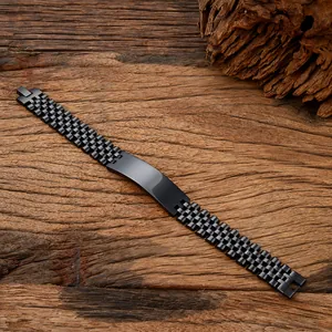 Détail d'un bracelet à maillons en acier inoxydable noir avec plaque incurvée