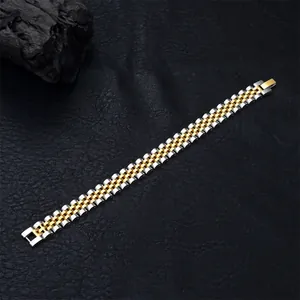 Dettaglio di bracciale jubilee bicolore in acciaio inossidabile su pelle nera