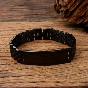 Détail macro du bracelet en acier inoxydable noir à maillons avec plaque vierge