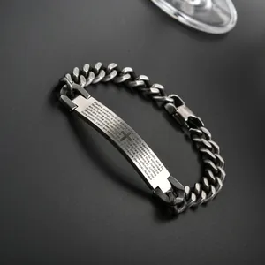 Dettaglio del bracciale vintage in acciaio inossidabile con inciso il Padre Nostro