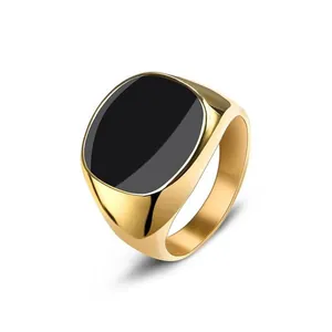 Anillo de sello de acero titanio dorado pulido con incrustación de resina ovalada negra