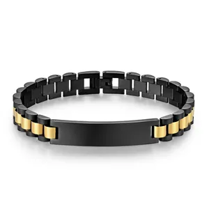 Detalle de pulsera de eslabones de acero inoxidable bicolor con placa negra para personalizar