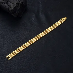 Dettaglio di un bracciale in acciaio inossidabile dorato largo 15mm su pelle