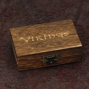 Makroaufnahme einer Vintage-Schmuckschatulle aus Holz mit Wikinger-Gravur und Bronzeverschluss