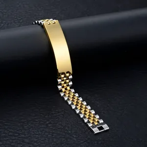 Gros plan d'un bracelet à cinq maillons en acier inoxydable bicolore avec plaque d'or