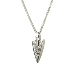 Vintage roestvrijstalen pijlhanger ketting met reliëftexturen en een zilveren finish