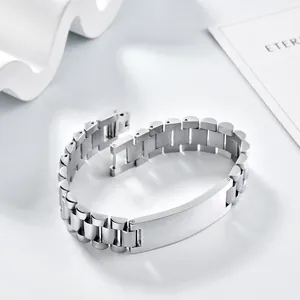 Vista de detalle de pulsera de acero inoxidable plateada con placa de metal grabable