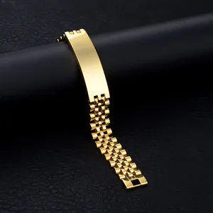 Gros plan d'un bracelet barrette en acier inoxydable doré poli sur support noir