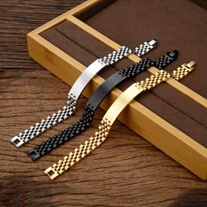 Set di tre bracciali in acciaio inossidabile da 15mm in argento, nero e oro in un vassoio