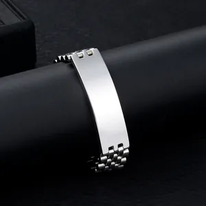Vue détaillée d'un bracelet en acier inoxydable poli avec une plaque à graver lisse
