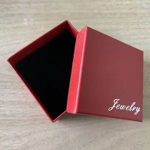 Rote quadratische Schmuckschatulle mit Samtfutter und weißem Jewelry Schriftzug