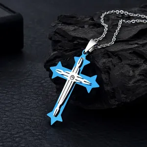 Nahaufnahme von Schwert-Kreuz-Anhänger mit blau leuchtender Basis und Diamant-Akzent