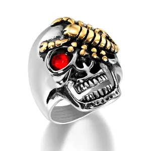 Anillo de calavera gótica bicolor con escorpión dorado y ojo de rubí rojo brillante