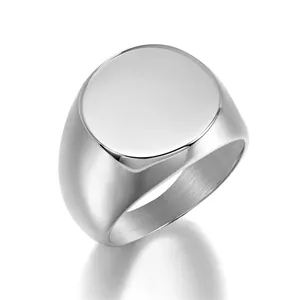 Anillo de sello minimalista plateado con superficie pulida y banda ancha de acero inox