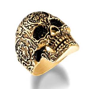 Gotischer goldener Totenkopfring für Herren mit Vintage-Gravur und poliertem Finish