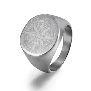 Nahaufnahme des matten Edelstahl-Siegelrings mit Kompassrose und Gravur-Detail