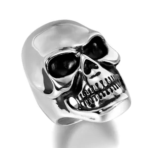 Bague tête de mort gothique vintage en acier inoxydable poli avec une finition métal