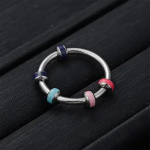 Detailansicht des Anti-Angst-Rings mit fünf bunten rotierenden Perlen auf Silberband