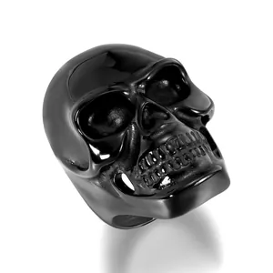 Détail macro de la bague tête de mort noire polie avec finition métallique brillante gothique
