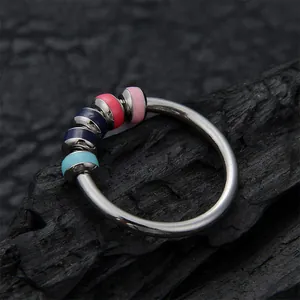 Fidget-Ring mit fünf bunten Emaille-Perlen auf Silberband für Stressabbau und Angsthilfe
