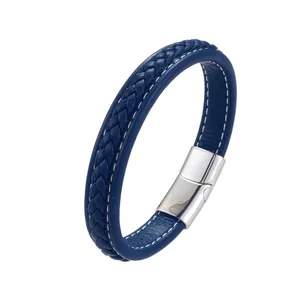 Détail d'un bracelet en cuir tressé bleu marine avec fermoir magnétique en acier argenté