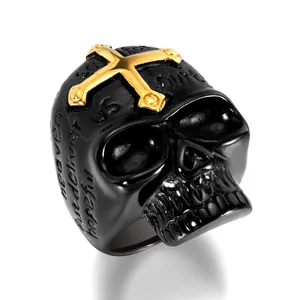 Vue détaillée de la bague crâne punk avec croix dorée et gravures gothiques précises