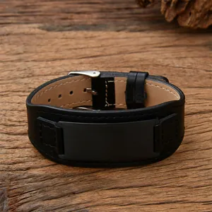 Makro-Detail des schwarzen Lederarmbands für Herren mit matter Metallplatte und Schnalle