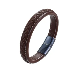 Détail d'un bracelet en cuir marron foncé avec cordon tressé et fermoir magnétique