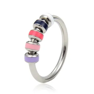 Detailaufnahme des silbernen Anti-Stress-Rings mit fünf bunten Emaille-Perlen