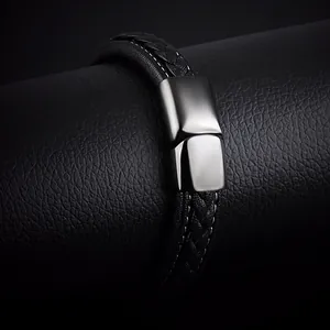 Gros plan d'un bracelet en cuir noir tressé avec un fermoir magnétique en métal