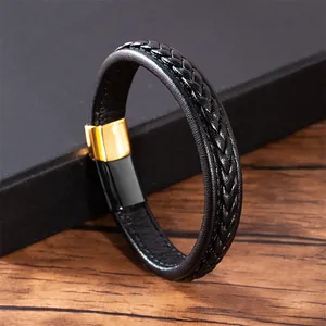 Bracelet pour homme en cuir tressé noir avec fermoir métallique sur une boîte cadeau