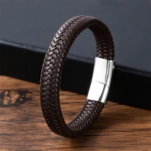 Gros plan d'un bracelet en cuir tressé marron foncé avec un fermoir magnétique argenté