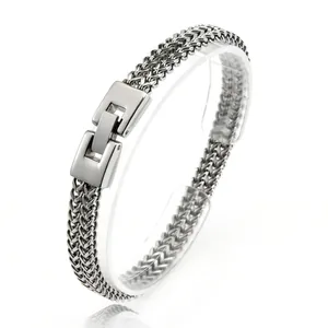 Dettaglio del bracciale a doppia catena in acciaio inossidabile con chiusura pieghevole
