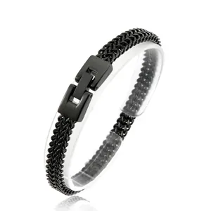 Dettaglio del bracciale in acciaio inossidabile nero a doppia fila con chiusura quadrata