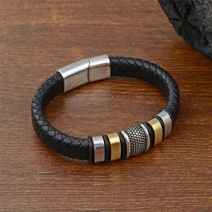Herren Armband aus geflochtenem schwarzem Leder mit Magnetverschluss auf Holz