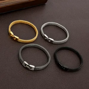 Dettaglio di quattro bracciali intrecciati in acciaio inox in oro, argento e nero