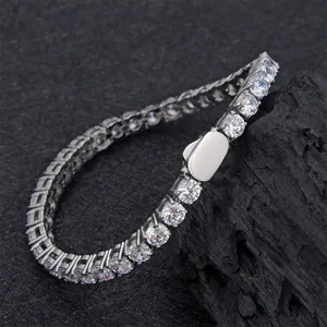 Klassisches Tennisarmband aus Edelstahl mit 3A Zirkonia in einer Vier-Krallen-Fassung