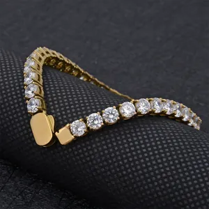 Detail eines vergoldeten Tennisarmbands mit klaren Zirkoniasteinen auf schwarzem Halter