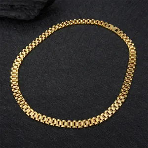 Nahaufnahme der 10mm goldfarbenen Edelstahlkette im Uhrenarmband-Stil mit Faltschließe
