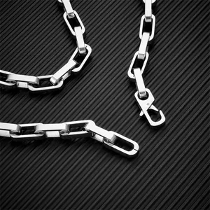 Detail van zilveren roestvrijstalen Cubaanse armband met kreeftsluiting op zwarte basis