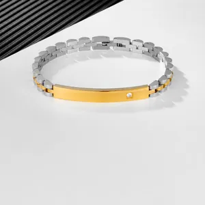 Détail du bracelet en acier inoxydable de 6 mm avec zircons sur plaque dorée élégante