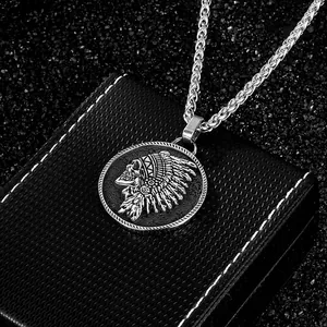 Collar para hombre de acero inoxidable con colgante de calavera india en cadena sobre piedras