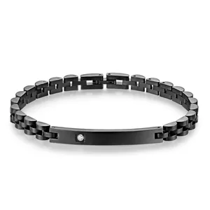 Gros plan du bracelet montre en acier inoxydable noir 6mm avec incrustation de zircon