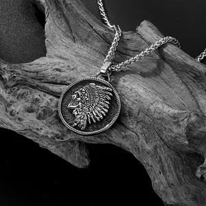 Collar vintage de acero inoxidable con colgante de calavera sobre madera rústica