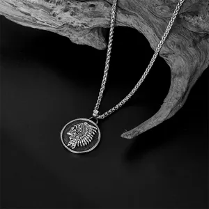 Collar de acero inoxidable para hombre con colgante de calavera india sobre fondo de madera