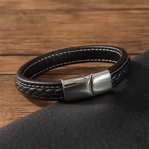 Vue macro d'un bracelet en cuir noir avec coutures blanches et détails de texture tressée